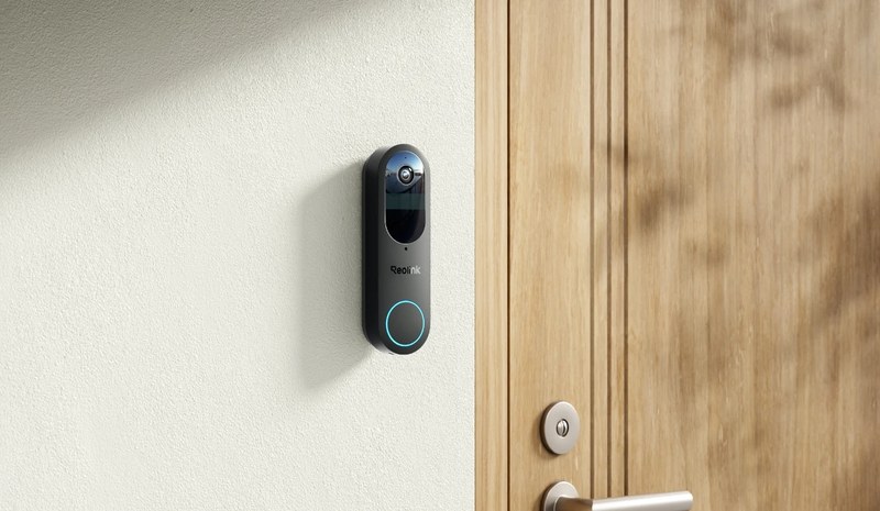 Sonnette connectée Reolink Doorbell Battery installée sur porte